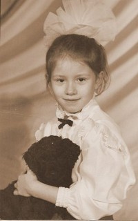 Арине 7 лет. На руках любимый королевский пудель Эмир. Фото сделано в ателье на улице Андропова