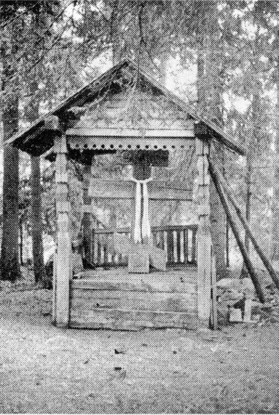 Фото 29. Поклонный крест в д.Каменьнаволок Пряжинского района. 1979 г. НВФ 10041
