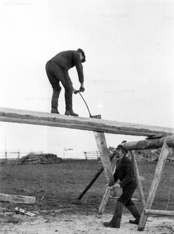 Пиление бревна продольной двуручной пилой в д.Великая Нива. 01.06.1944.