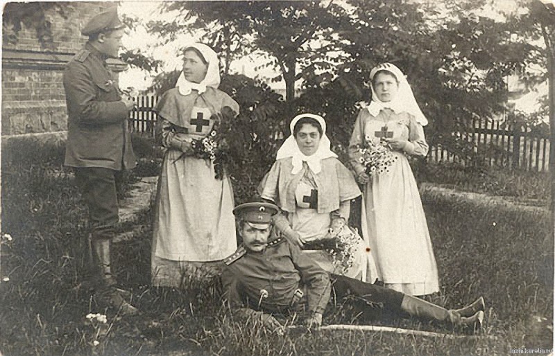 Сестры милосердия (Екатерина Ивановна Татаринова, К.В.Воеводина и неизвестная) и двое офицеров