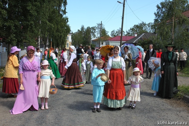 Неспешно пройдемся,  успев в мелочах разглядеть старинные улицы,  площади, лица  людей незнакомых...