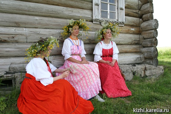 Девушки в венках