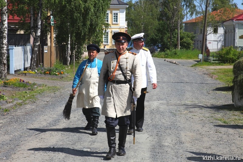 Полицейские чины следят за порядком в старом городе