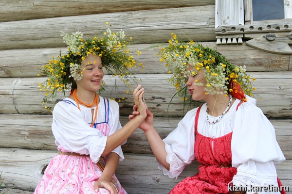 Девушки в венках