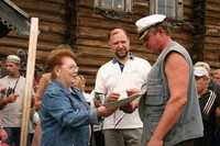 Э. Аверьянова и В. Громов награждают С.Гасилова (г. Вологда)