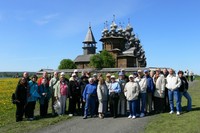 Группа туристов на острове Кижи