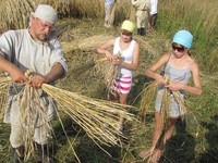 Участники Летней школы на экспозиционном поле музея с О.Скобелевым