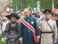 Олонецкий губернатор Протасьев (засл.артист РК В.Чебурканов) с женой (Н.Файзуллина)