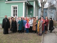 Участники Пасхальных встреч после праздничного молебна с настоятелем Спасо-Кижского Патриаршего Подворья о. Николаем