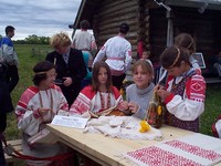 Знакомство с работой детских ремесленных артелей берестянщиков, ложкарей, вышивальщиц